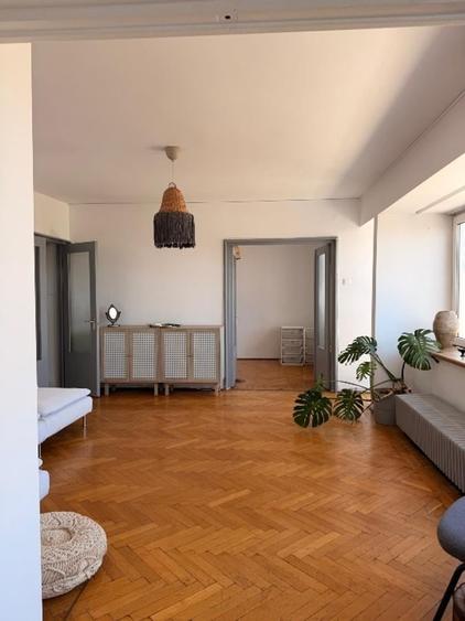Apartament cu 4 camere semidecomandat în P-ța Romană