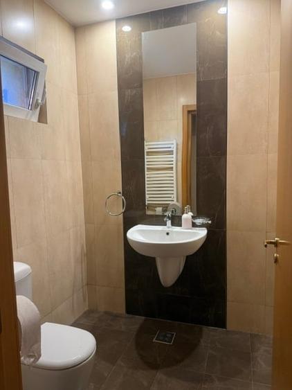 Duplex cu 7 camere cu Canalizare în Central