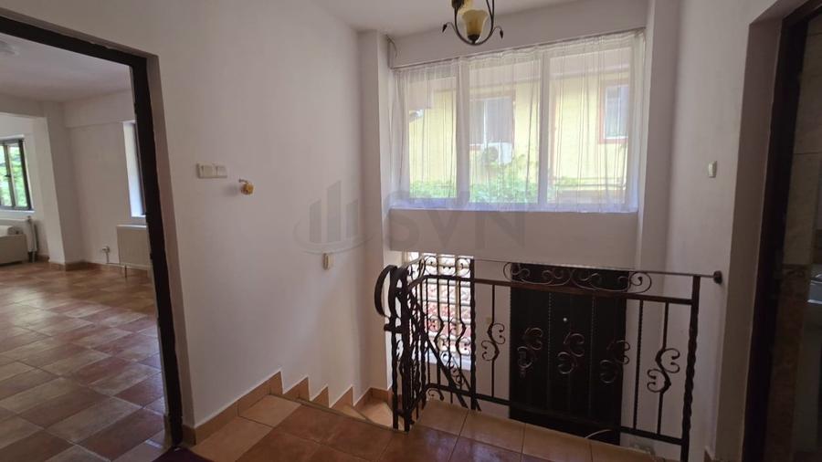 Casă individuală cu 10 camere cu Canalizare în 13 Septembrie