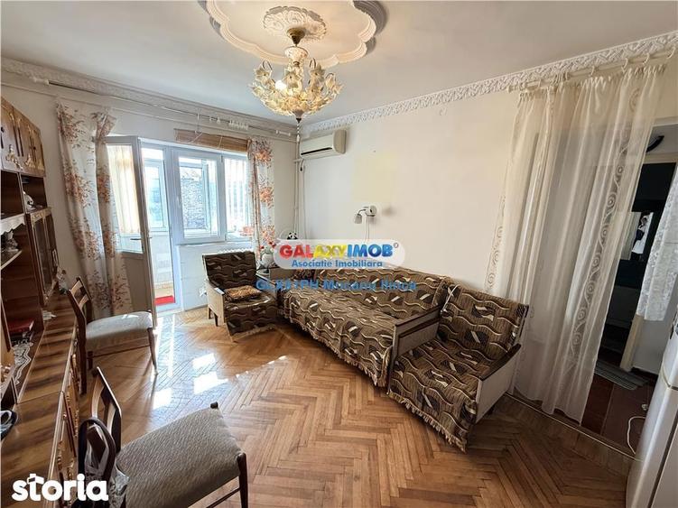 Apartament cu 3 camere semidecomandat, mobilat în Vest