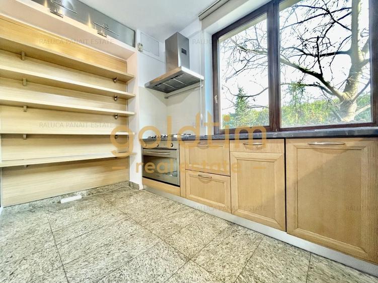 Casă individuală cu 8 camere cu Canalizare în Pipera