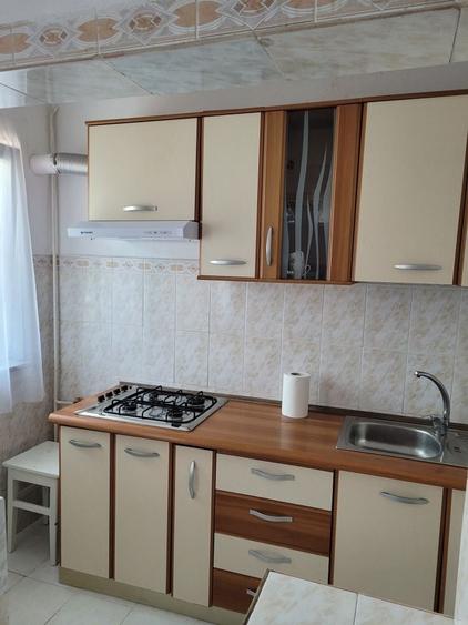 Apartament cu 3 camere semidecomandat în Șcheia