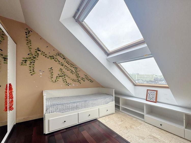 Penthouse cu 5 camere decomandat, mobilat în Blumăna