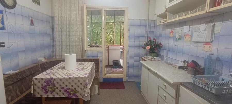 Apartament cu 3 camere decomandat în Crângași