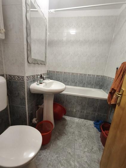 Apartament cu 3 camere decomandat în Tineretului