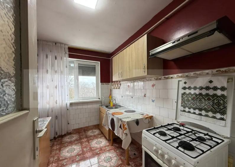 Apartament cu 3 camere semidecomandat, mobilat în Tătărași