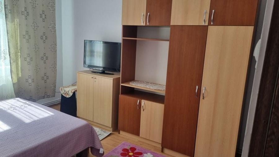 P.F Inchiriez Ap 2 cam Zona Garii Etaj 1 Mobilat si Utilat cu Parcare !!! - 7