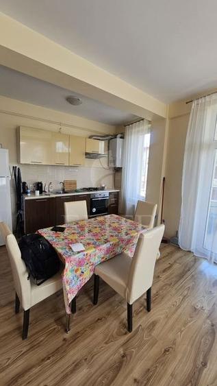 Apartament cu 4 camere semidecomandat, mobilat în Zorilor