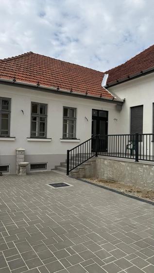 Casă cu 7 camere cu Teren 892 Mp în Central