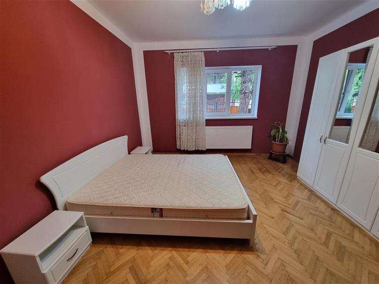 Apartament cu 3 camere semidecomandat, mobilat în Florilor