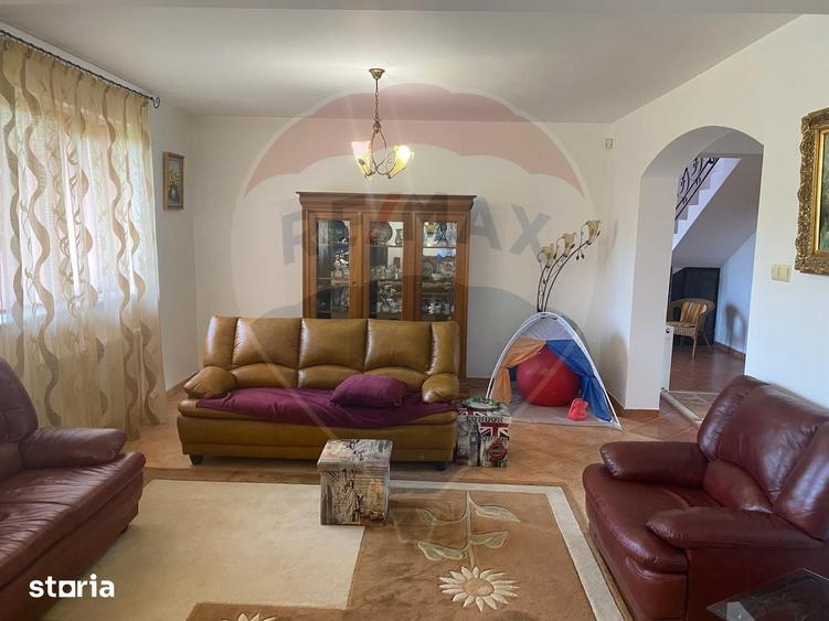 Casă cu 5 camere cu Teren 4600 Mp în Central