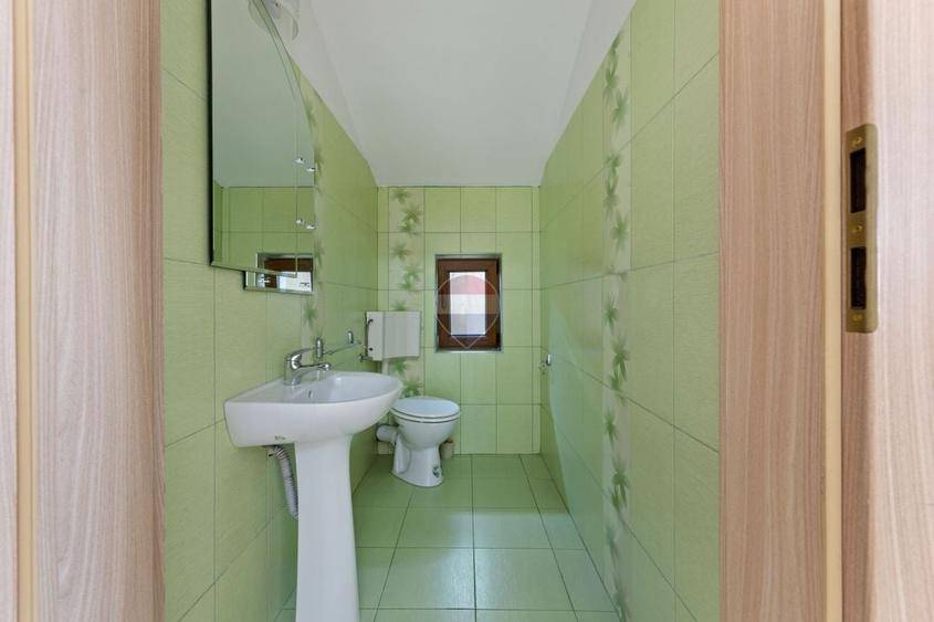 Apartament cu 3 camere decomandat, mobilat în Intim