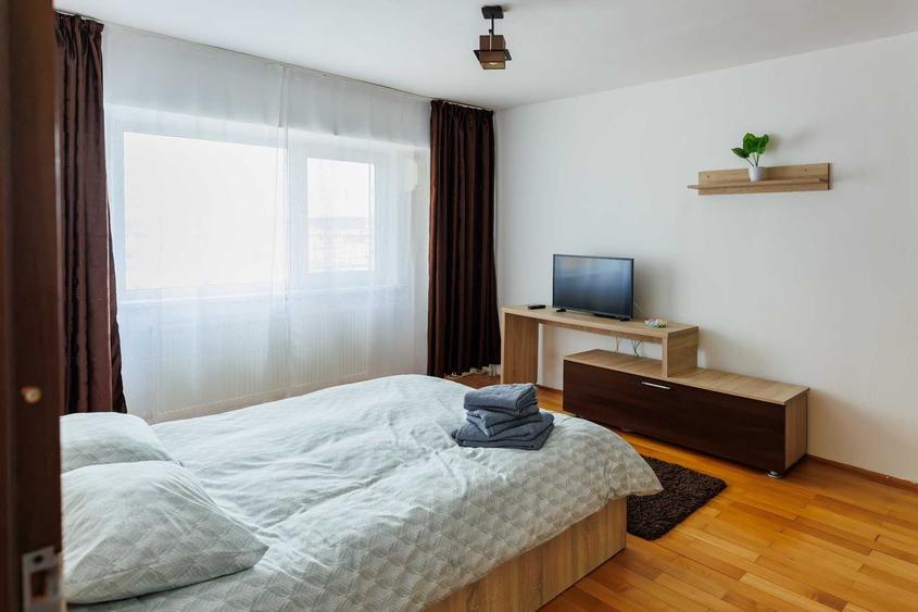 Garsonieră decomandată, mobilată în Rovine