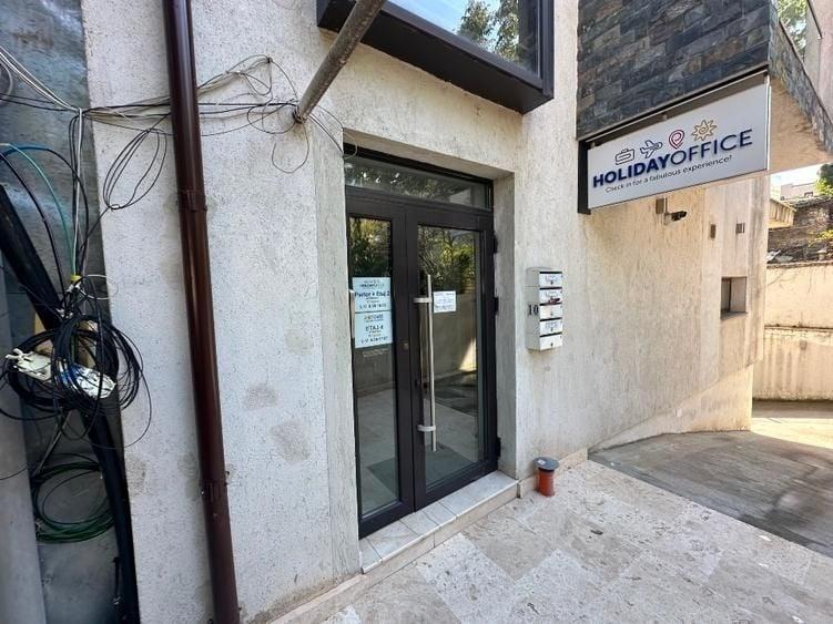 Apartament cu 3 camere semidecomandat, mobilat în P-ța Victoriei