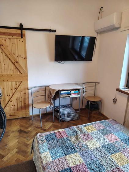 Garsonieră decomandată în Calea Victoriei