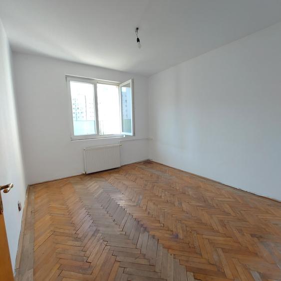 Apartament cu 3 camere decomandat în Vitan