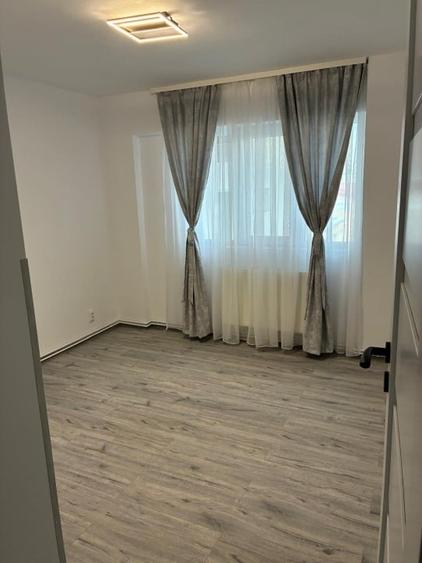 Apartament cu 3 camere decomandat, mobilat în Central