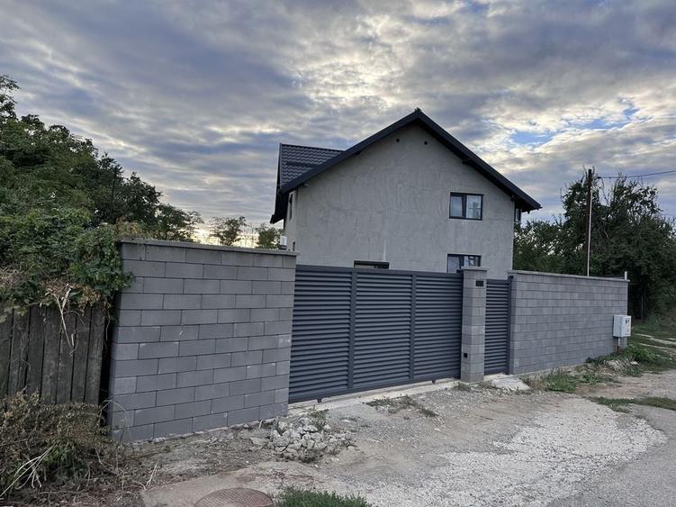 Casă cu 4 camere în Negoiești