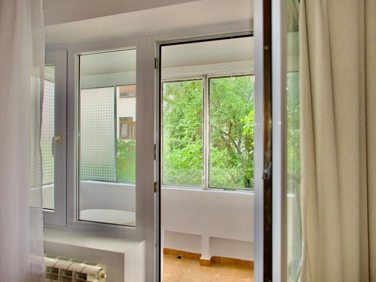 Apartament cu 3 camere decomandat, mobilat în Central