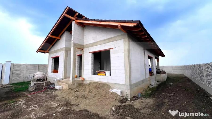 Casă cu 4 camere cu Teren 425 Mp în Micești