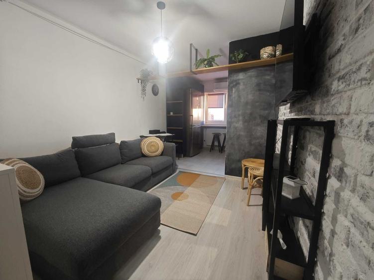 Apartament cu 3 camere semidecomandat în Cățelu