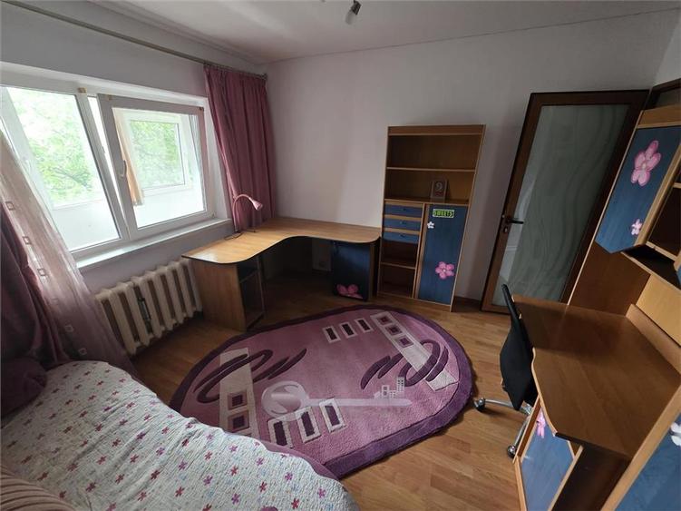 Apartament cu 3 camere decomandat, mobilat în Nicolina