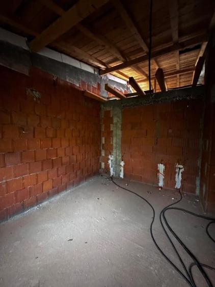 Casă individuală cu 7 camere cu Teren 301 Mp în George Enescu