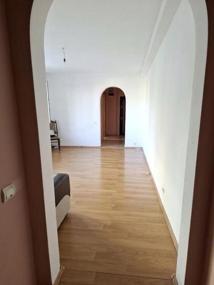 Apartament cu 3 camere semidecomandat în Gorjului