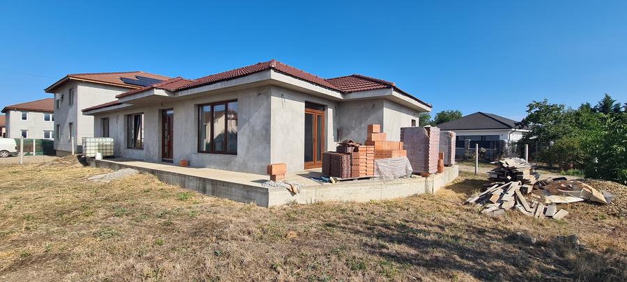 Casă individuală cu 4 camere cu Canalizare în Episcopia Bihorului