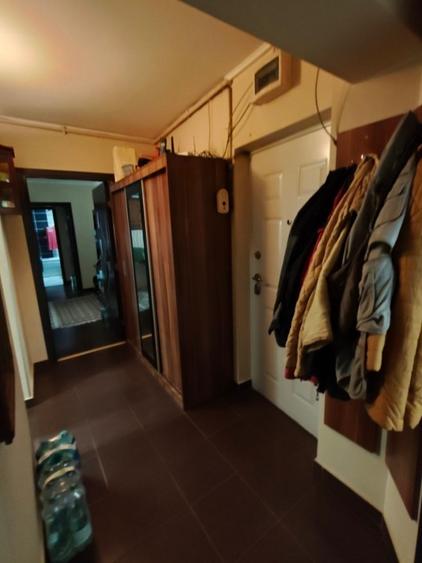 Apartament cu 3 camere semidecomandat, mobilat în Micro 16