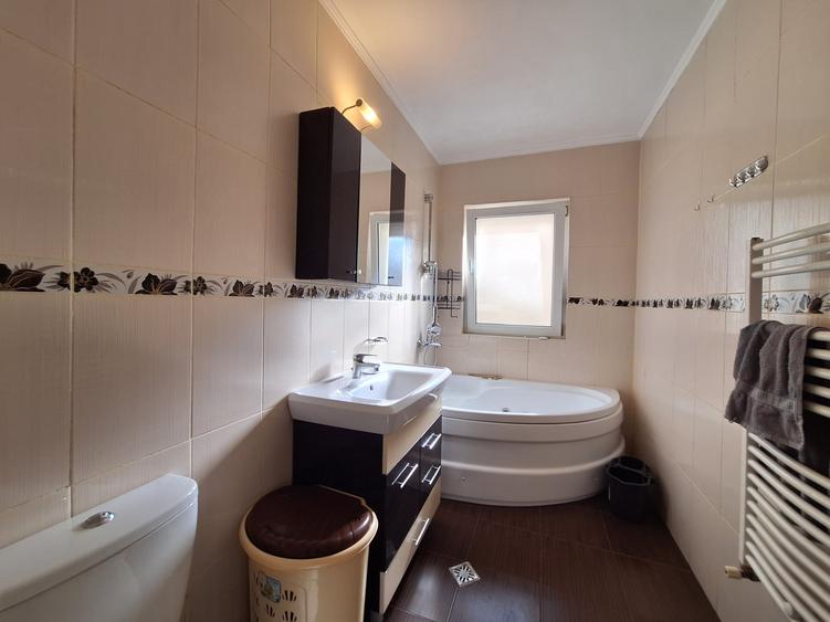 Apartament cu 3 camere decomandat, mobilat în Florești