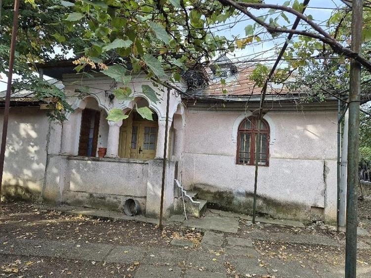 Casă individuală cu 5 camere cu Teren 2200 Mp în Vârvoru de Jos