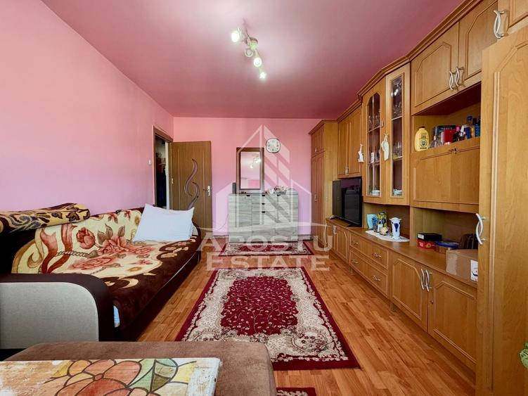Apartament cu 3 camere decomandat, mobilat în Girocului