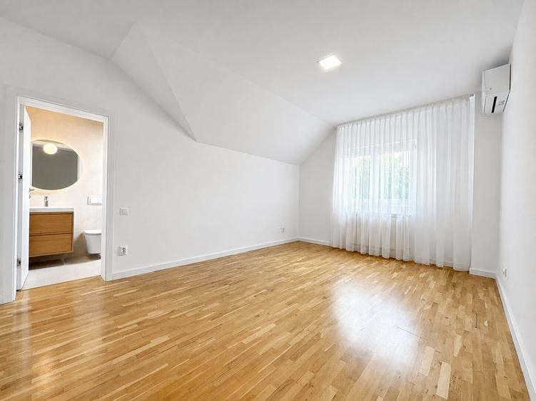 Casă individuală cu 8 camere cu Piscina în Iancu Nicolae