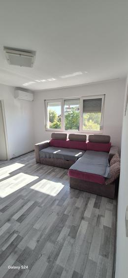 Apartament cu 3 camere semidecomandat în Horea