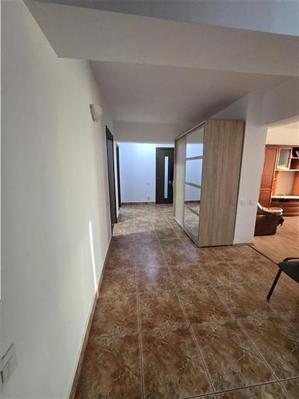 Apartament cu 4 camere decomandat, mobilat în Berceni