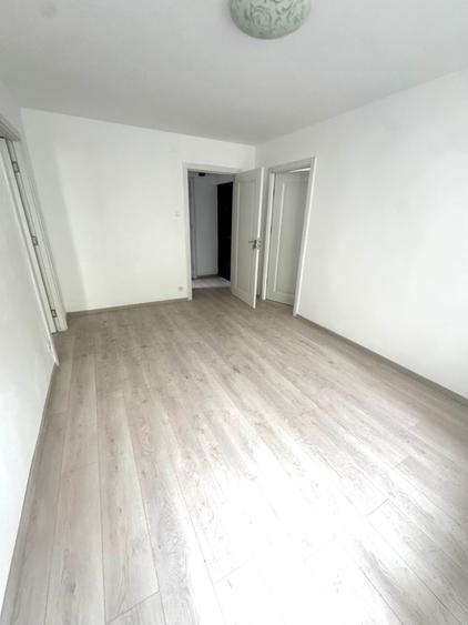 Apartament cu 3 camere semidecomandat în Titan