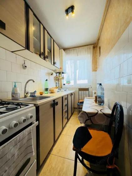 Apartament cu 3 camere semidecomandat în Girocului