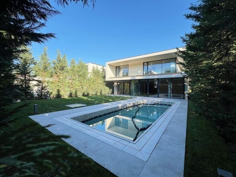 Casă individuală cu 7 camere cu Piscina în Iancu Nicolae