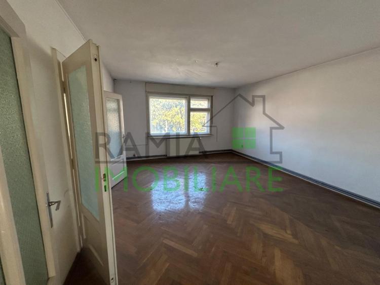 Casă cu 4 camere cu Teren 1053 Mp în Central