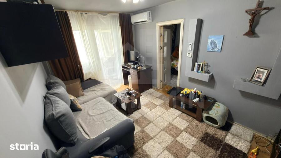 Apartament cu 3 camere semidecomandat în Craiovița Nouă