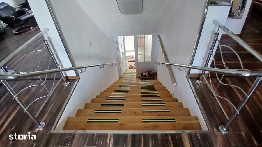 Casă cu 8 camere cu Teren 450 Mp în Central