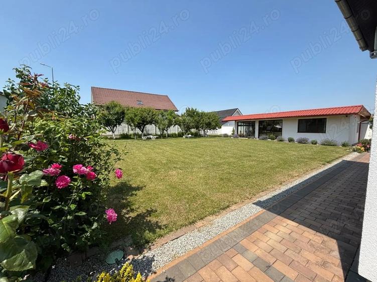 Casă cu 6 camere cu Teren 1084 Mp în Sânmartin