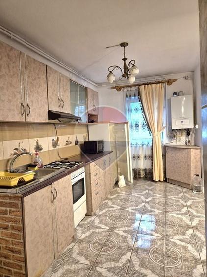 Apartament cu 4 camere decomandat, mobilat în Central