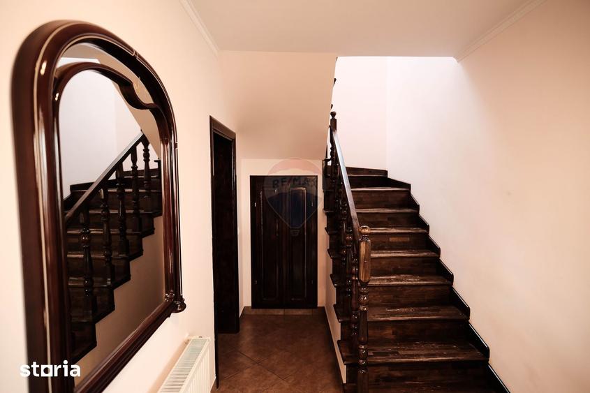 Casă cu 4 camere cu Teren 400 Mp în Central