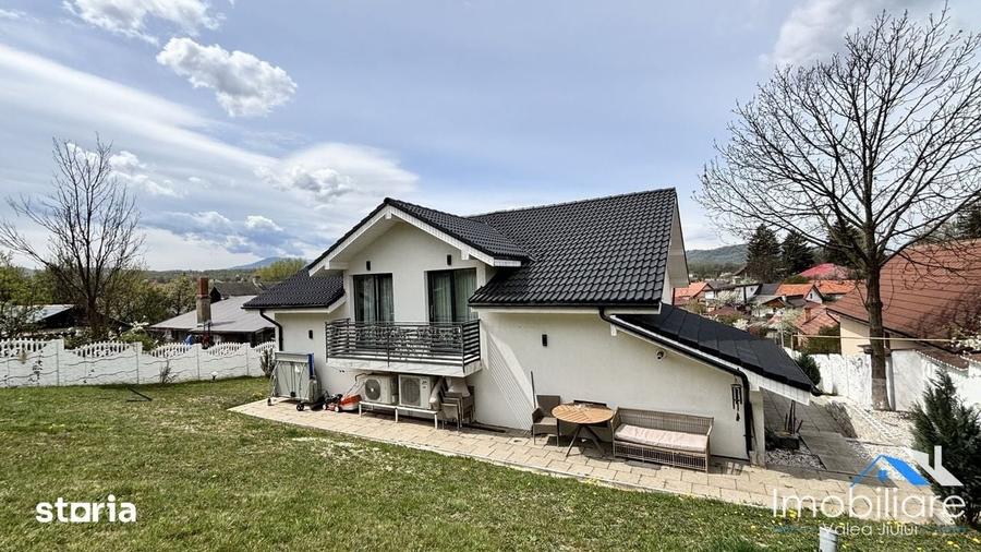 Casă cu 4 camere cu Teren 1200 Mp în Central