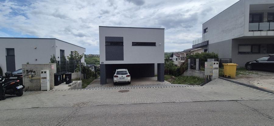 Casă cu 4 camere în Câmpului