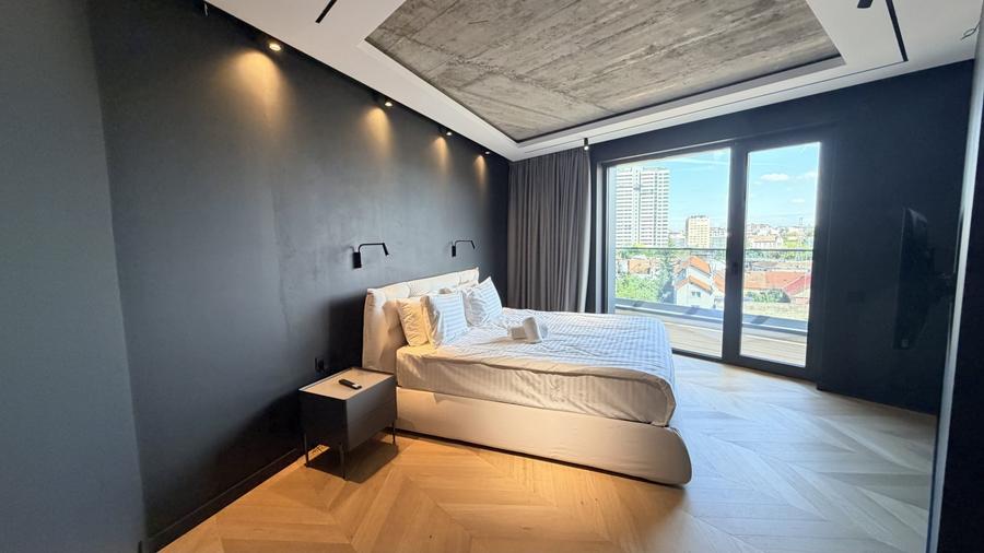 Apartament cu 4 camere semidecomandat, mobilat în Central