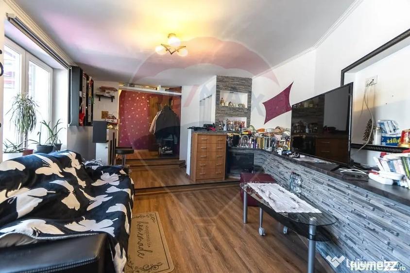 Casă cu 7 camere cu Teren 136 Mp în Schei