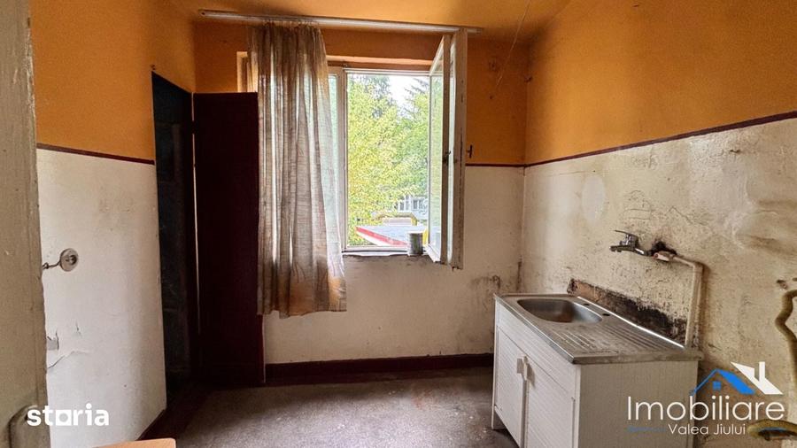 Apartament 2 camere Petro?ani, Str. Oituz, Etaj 1 - 11